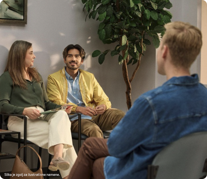 Ljudje v zdravstveni čakalnici