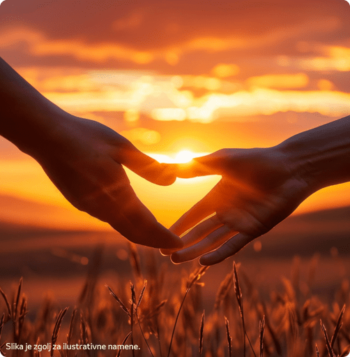 Bližanje rok ob sončnem zahodu.